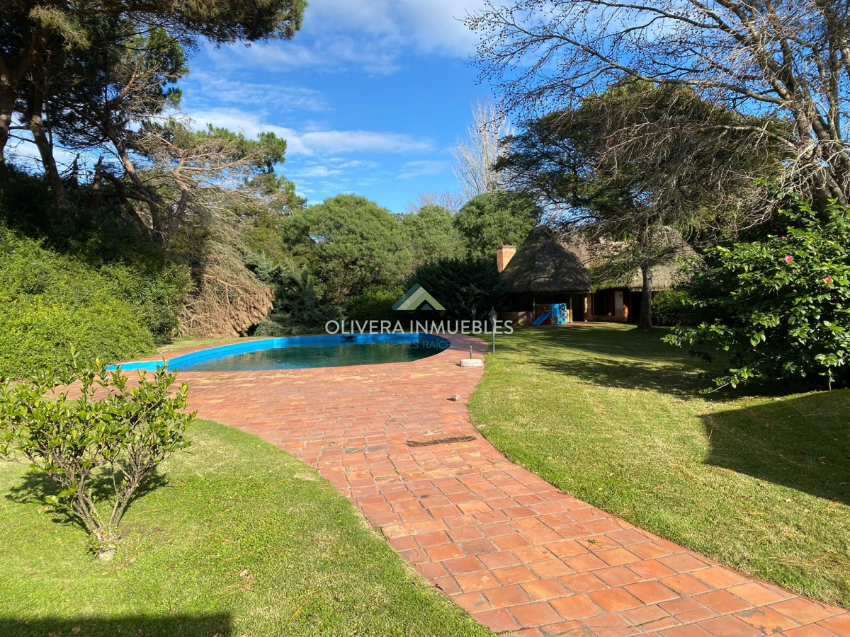 Casa ID.12346 - Casa en venta de 8 Dormitorios Barrio San Rafael