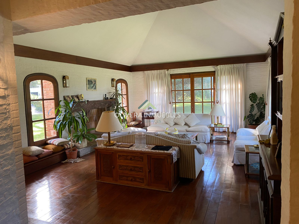 Casa ID.12346 - Casa en venta de 8 Dormitorios Barrio San Rafael