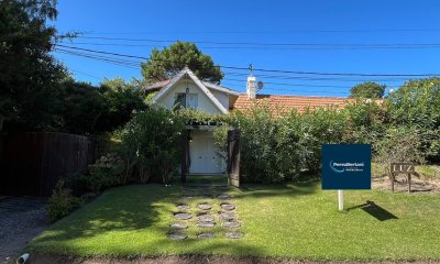 Venta de casa 4 dormitorios  en Rincón del Indio a pocas cuadras de la Brava +pileta +4 dorm +servicio