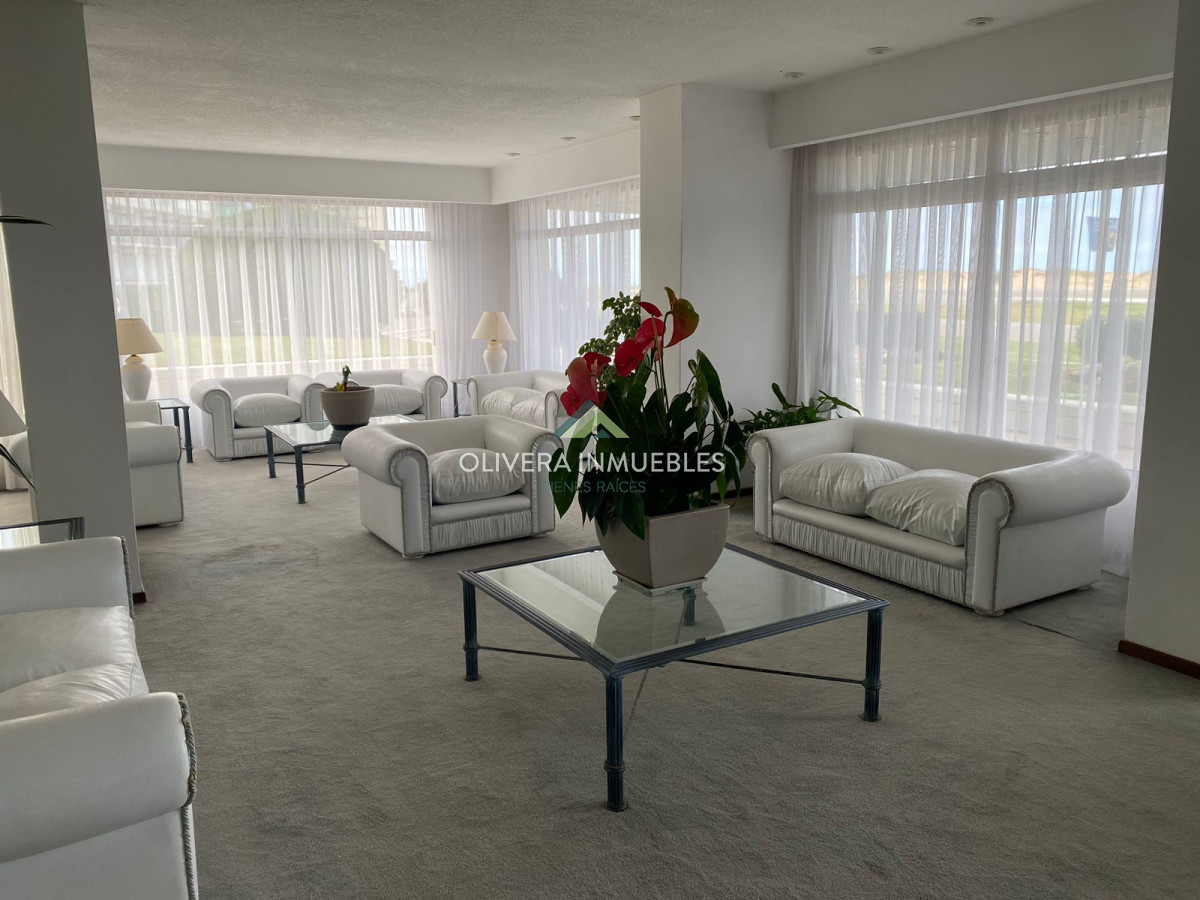 Apartamento ID.12348 - Venta apartamento 2 dormitorios Primera Linea Playa Brava Punta del Este