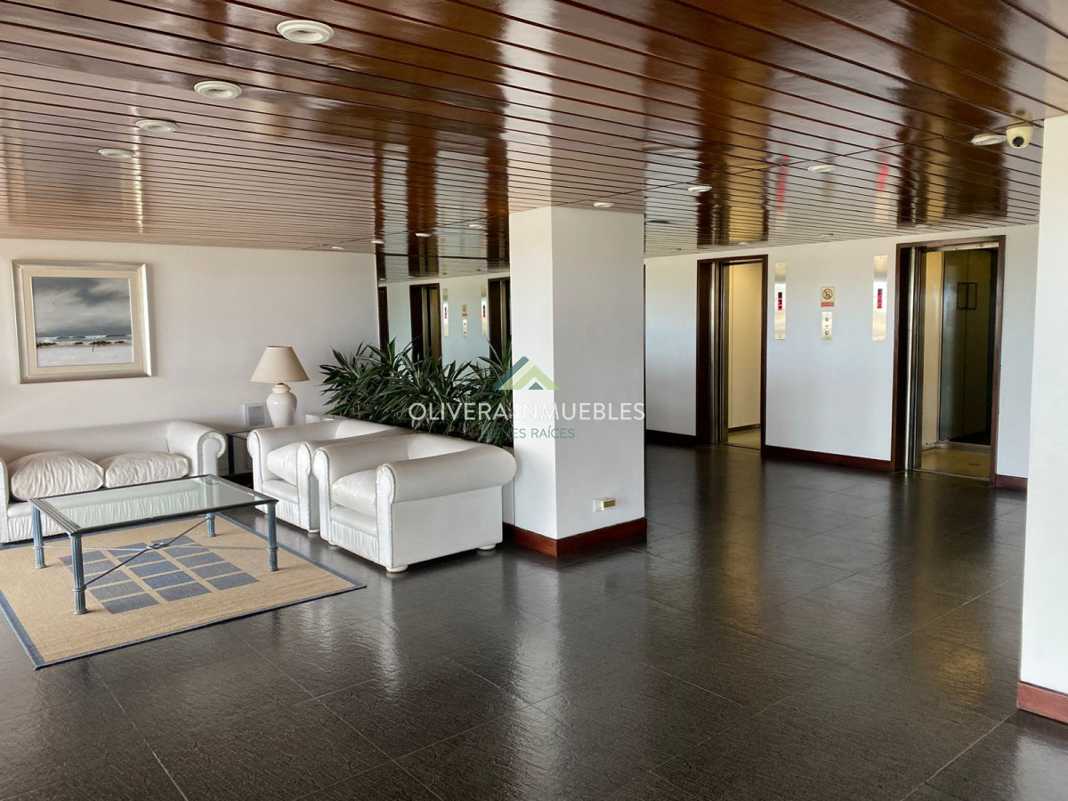 Apartamento ID.12348 - Venta apartamento 2 dormitorios Primera Linea Playa Brava Punta del Este