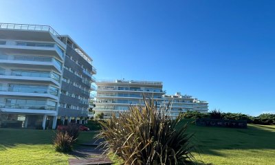 Venta Apartamento 3 dormitorios y servicio Primera linea Playa Brava Complejo con amenities y espacio verde