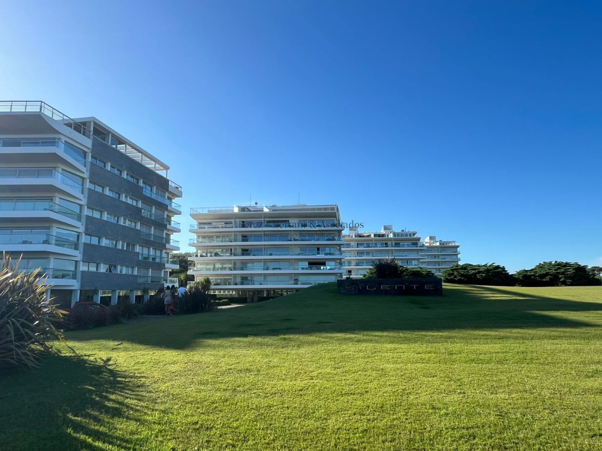 Apartamento ID.169 - Venta Apartamento 3 dormitorios y servicio Primera linea Playa Brava Complejo con amenities y espacio verde