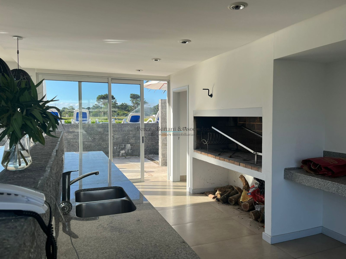 Apartamento ID.169 - Venta Apartamento 3 dormitorios y servicio Primera linea Playa Brava Complejo con amenities y espacio verde
