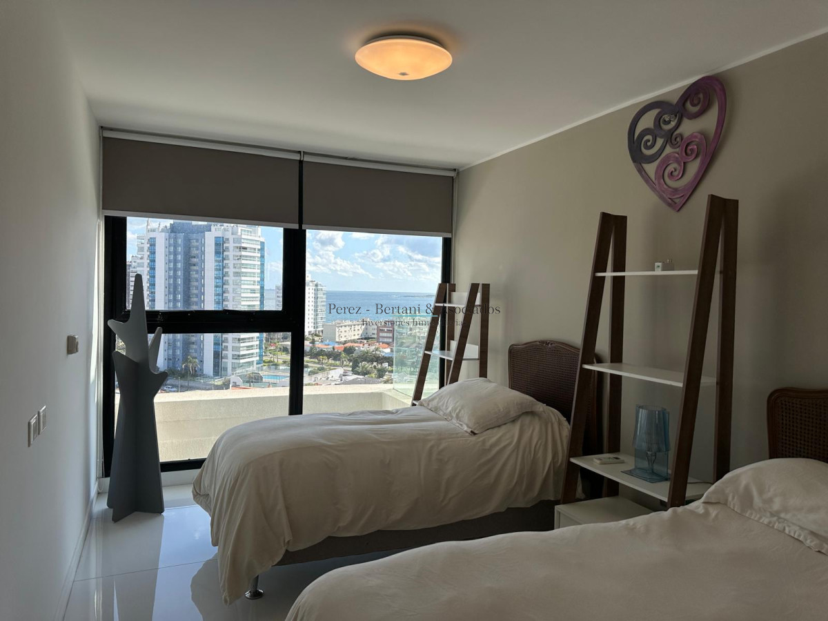 Apartamento ID.911 - Venta de hermoso a apartamento de tres dormitorios en torre con excelente ubicación en Punta del este en torre premium. 