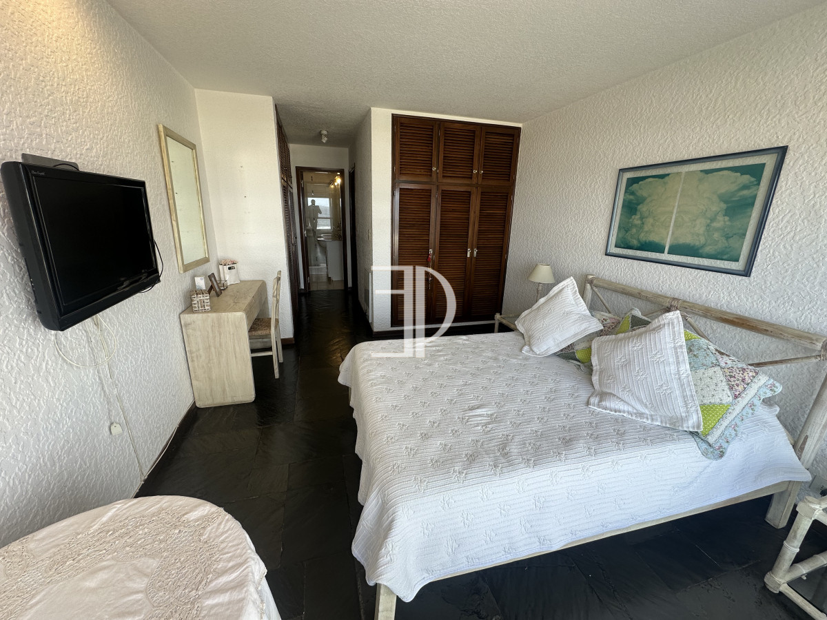 Apartamento ID.1264 - Venta de apartamento en primera linea dos dormitorios y dos baños en torre de categoría con la mejor vista.