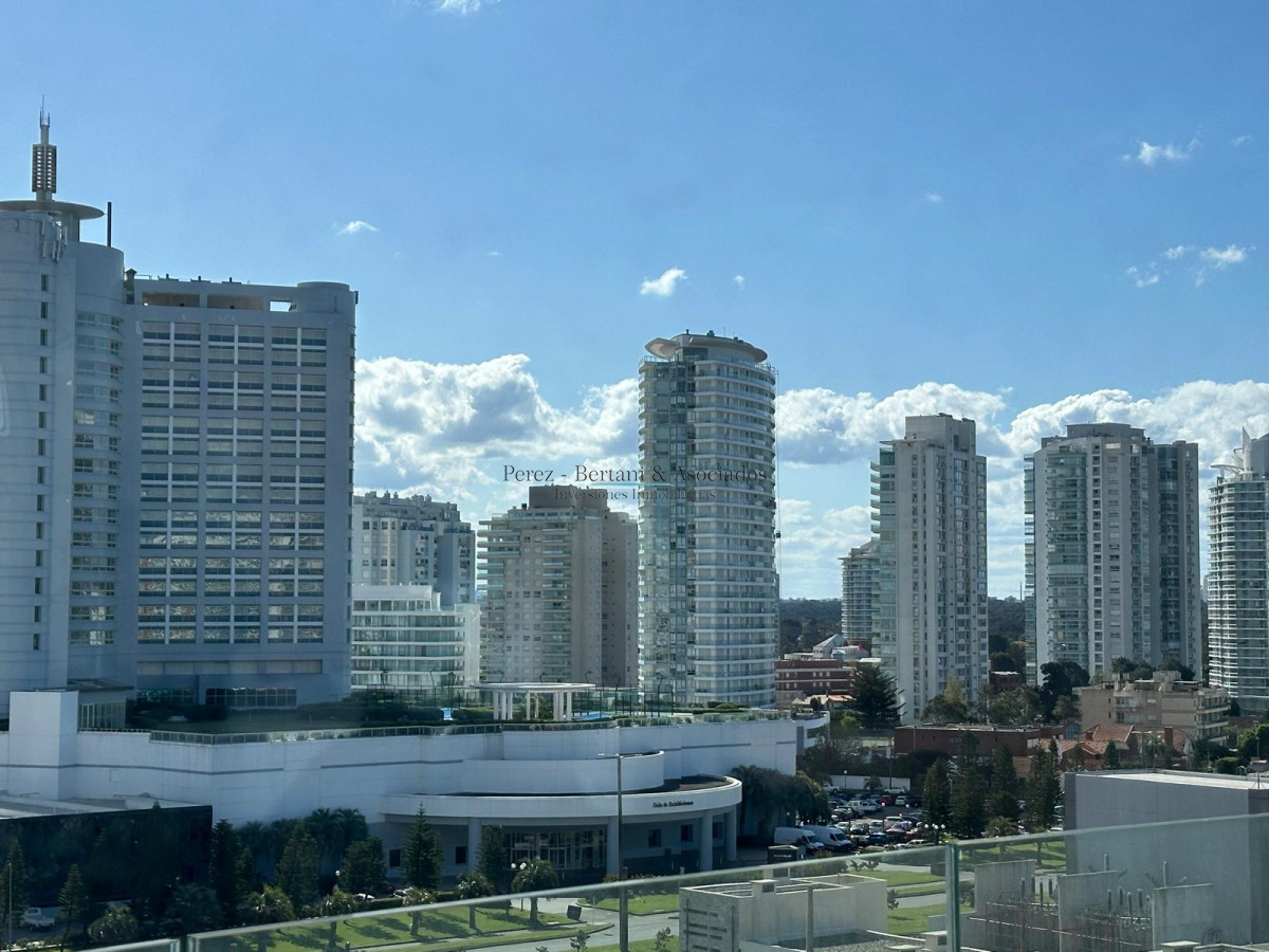 Apartamento ID.911 - Venta de hermoso a apartamento de tres dormitorios en torre con excelente ubicación en Punta del este en torre premium. 