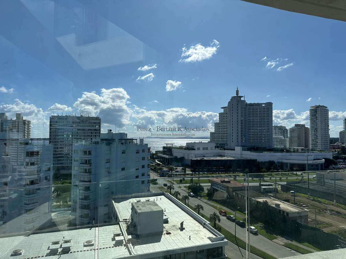 Apartamento ID.911 - Venta de hermoso a apartamento de tres dormitorios en torre con excelente ubicación en Punta del este en torre premium. 