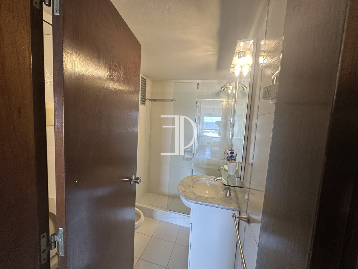 Apartamento ID.1264 - Venta de apartamento en primera linea dos dormitorios y dos baños en torre de categoría con la mejor vista.