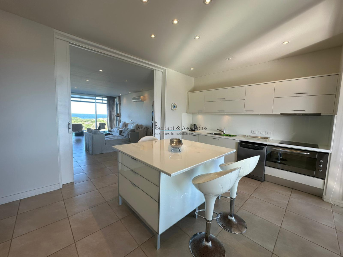Apartamento ID.583 - Venta Apartamento Primera Linea Playa Brava 3 dormitorios y servicio 