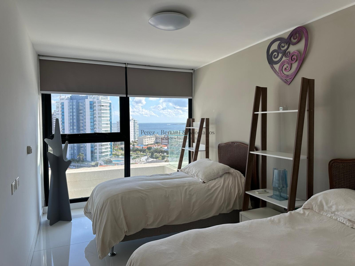 Apartamento ID.911 - Venta de hermoso a apartamento de tres dormitorios en torre con excelente ubicación en Punta del este en torre premium. 