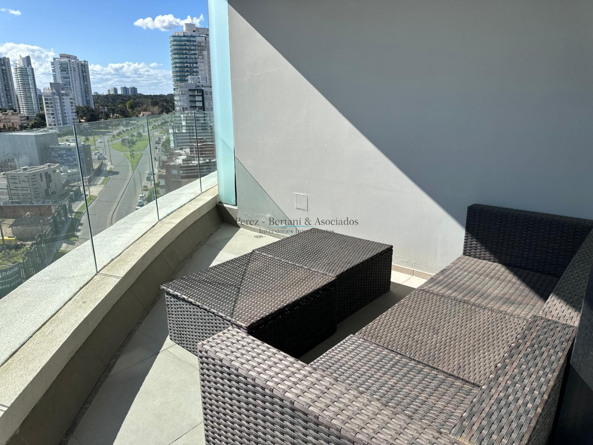 Apartamento ID.911 - Venta de hermoso a apartamento de tres dormitorios en torre con excelente ubicación en Punta del este en torre premium. 