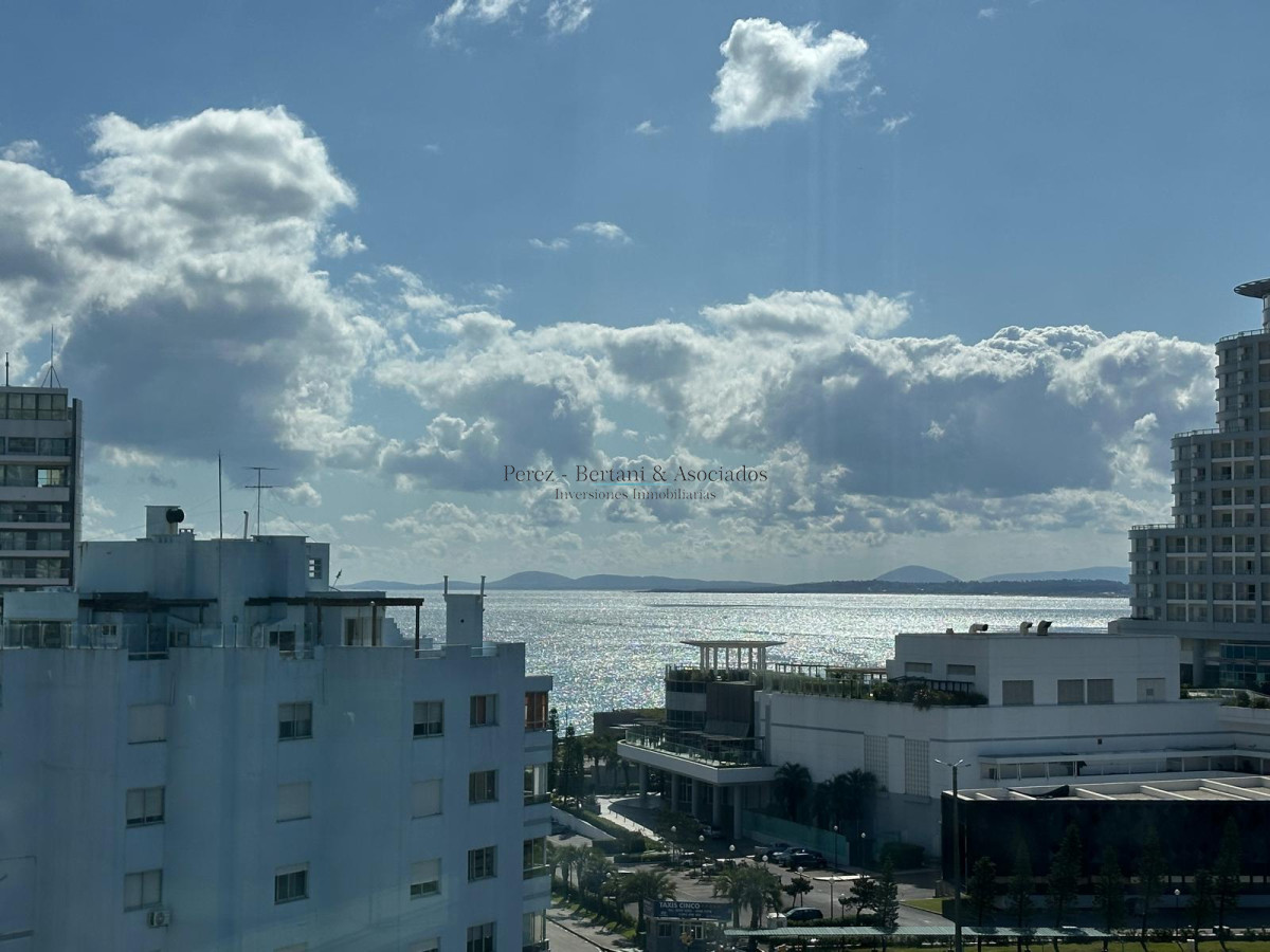 Apartamento ID.911 - Venta de hermoso a apartamento de tres dormitorios en torre con excelente ubicación en Punta del este en torre premium. 