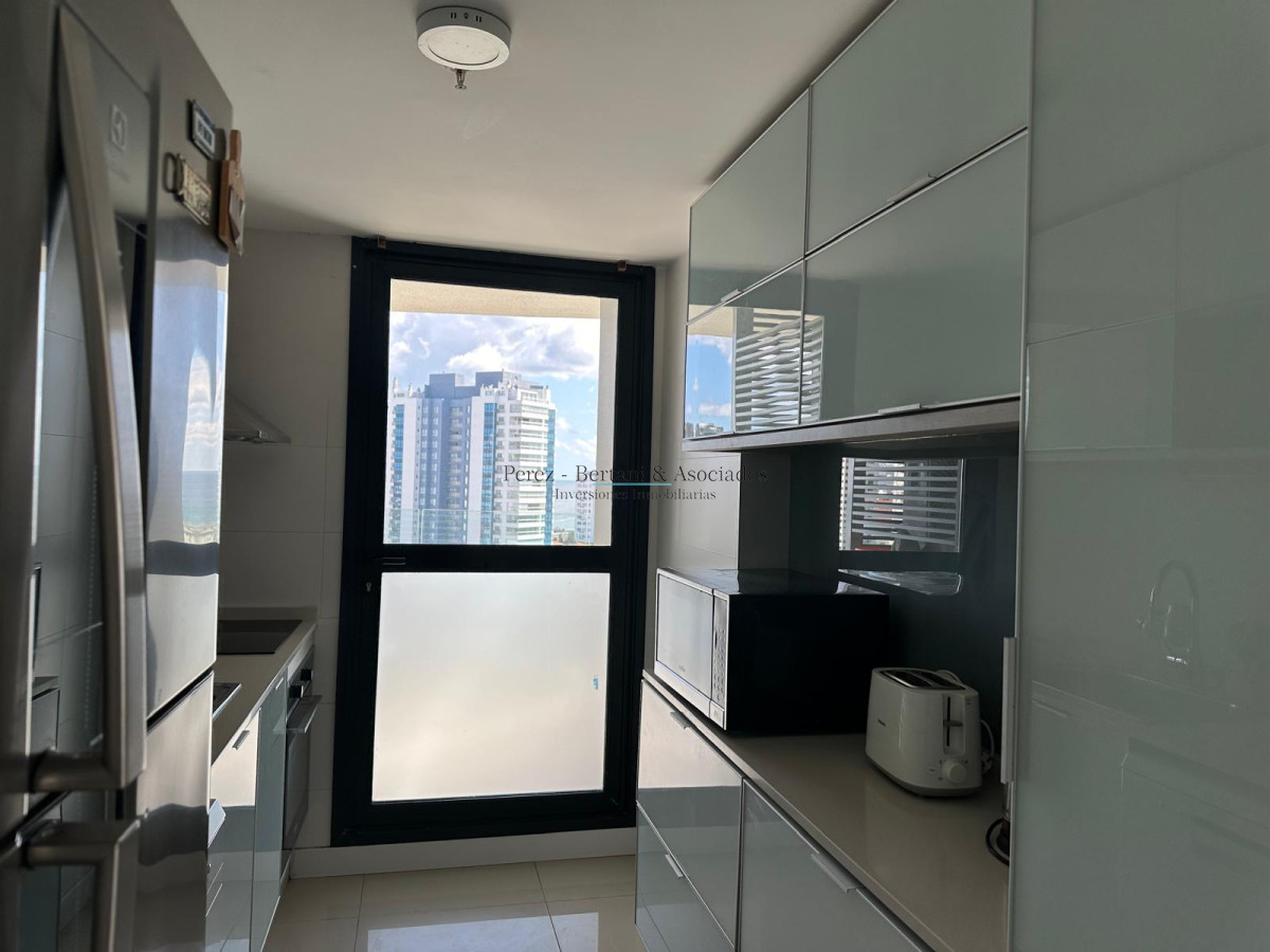 Apartamento ID.911 - Venta de hermoso a apartamento de tres dormitorios en torre con excelente ubicación en Punta del este en torre premium. 