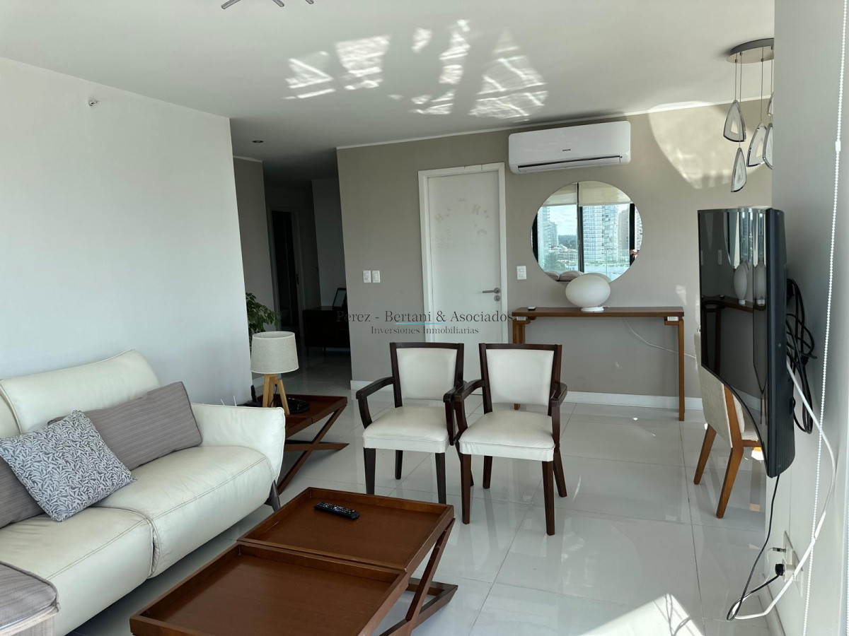 Apartamento ID.911 - Venta de hermoso a apartamento de tres dormitorios en torre con excelente ubicación en Punta del este en torre premium. 