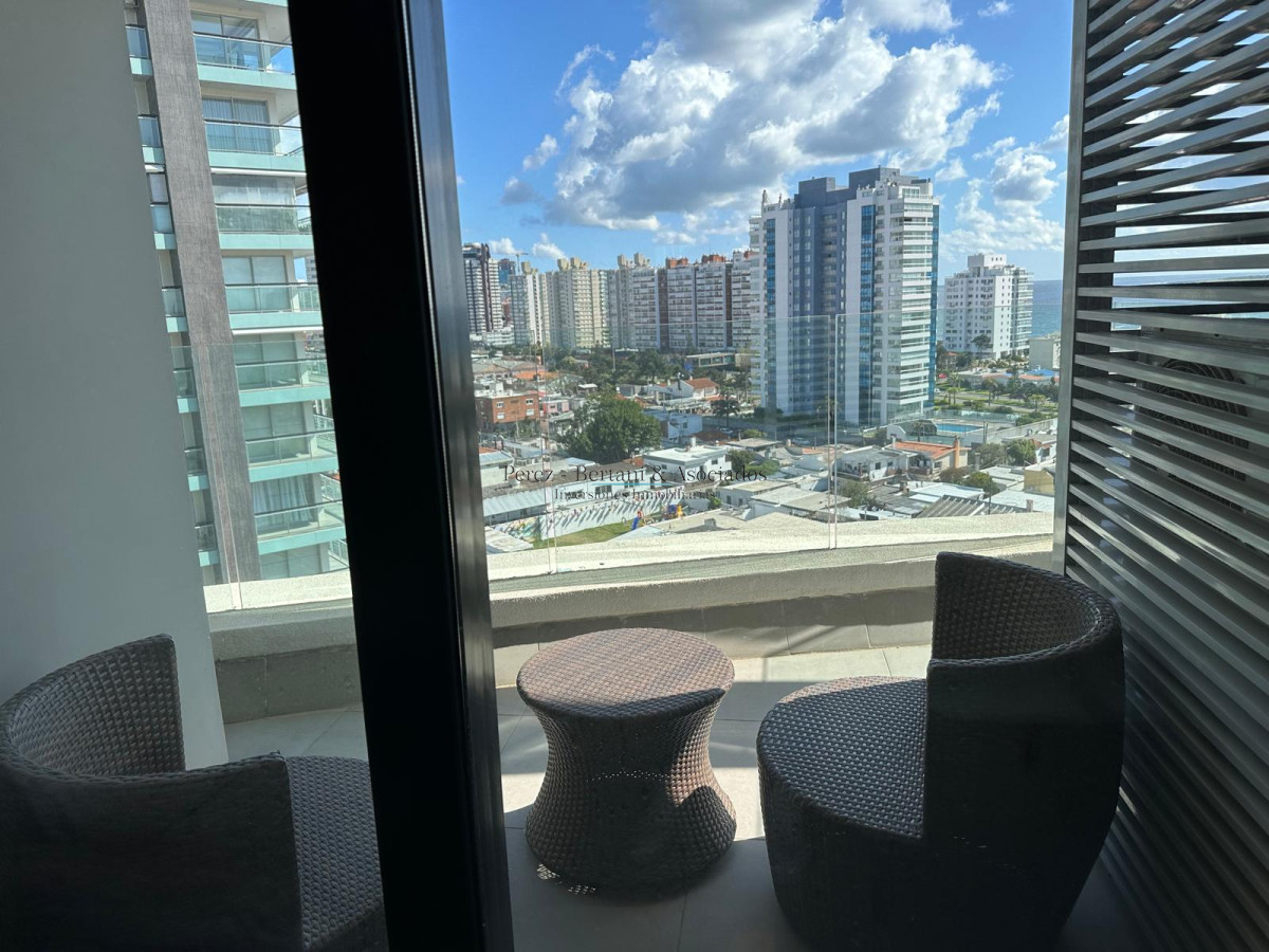 Apartamento ID.911 - Venta de hermoso a apartamento de tres dormitorios en torre con excelente ubicación en Punta del este en torre premium. 