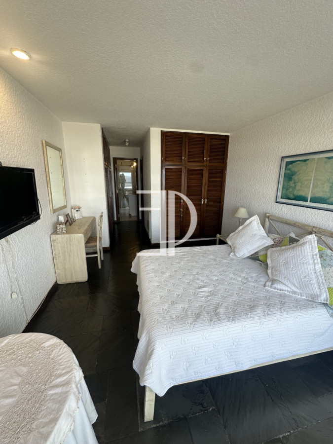 Apartamento ID.1264 - Venta de apartamento en primera linea dos dormitorios y dos baños en torre de categoría con la mejor vista.