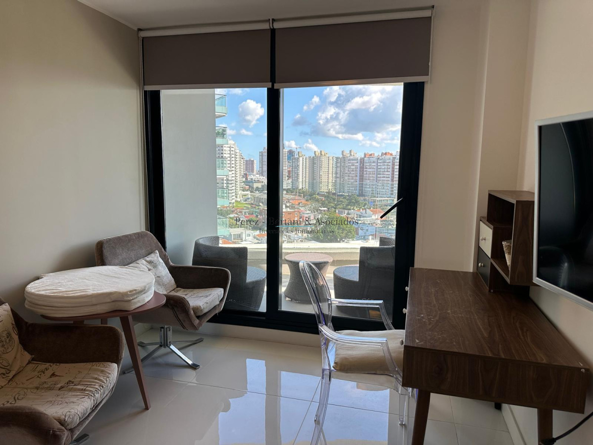 Apartamento ID.911 - Venta de hermoso a apartamento de tres dormitorios en torre con excelente ubicación en Punta del este en torre premium. 