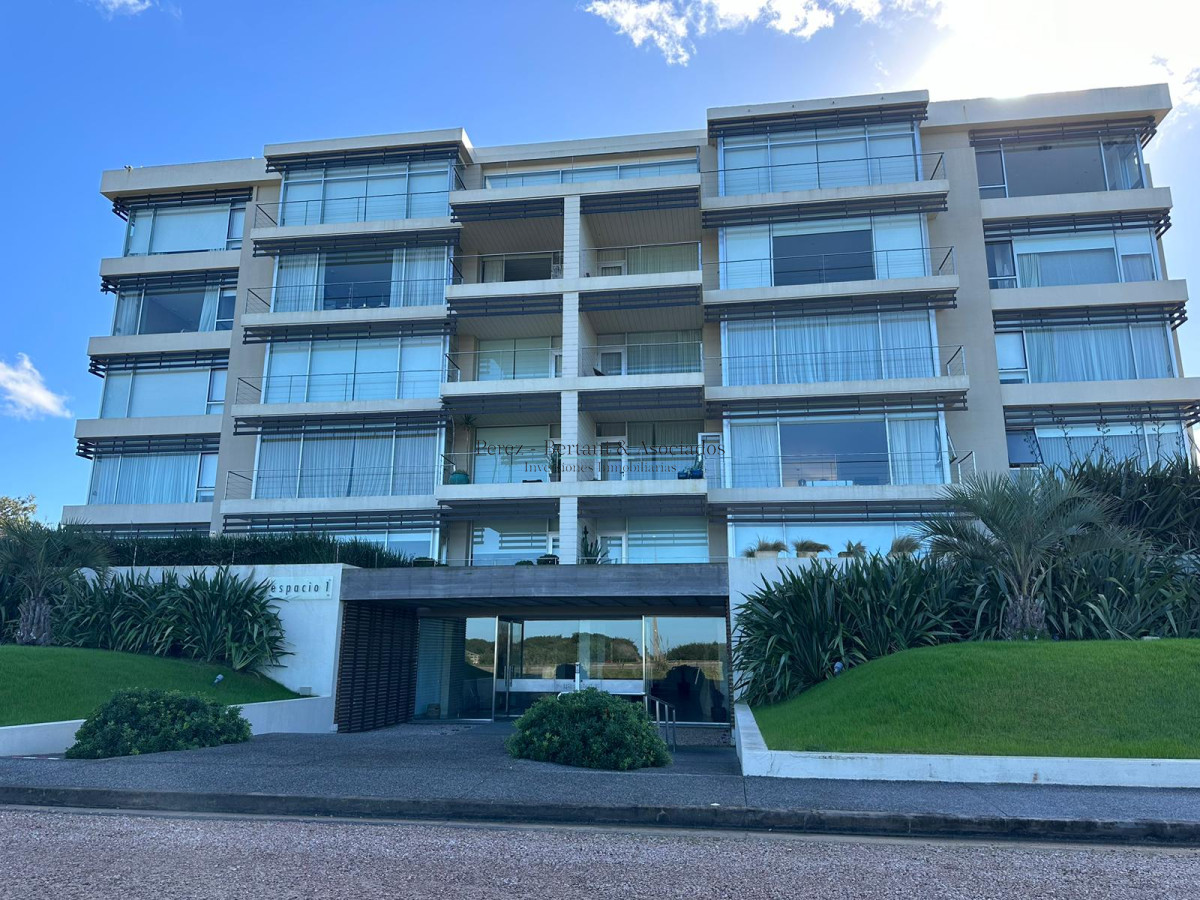 Apartamento ID.583 - Venta Apartamento Primera Linea Playa Brava 3 dormitorios y servicio 