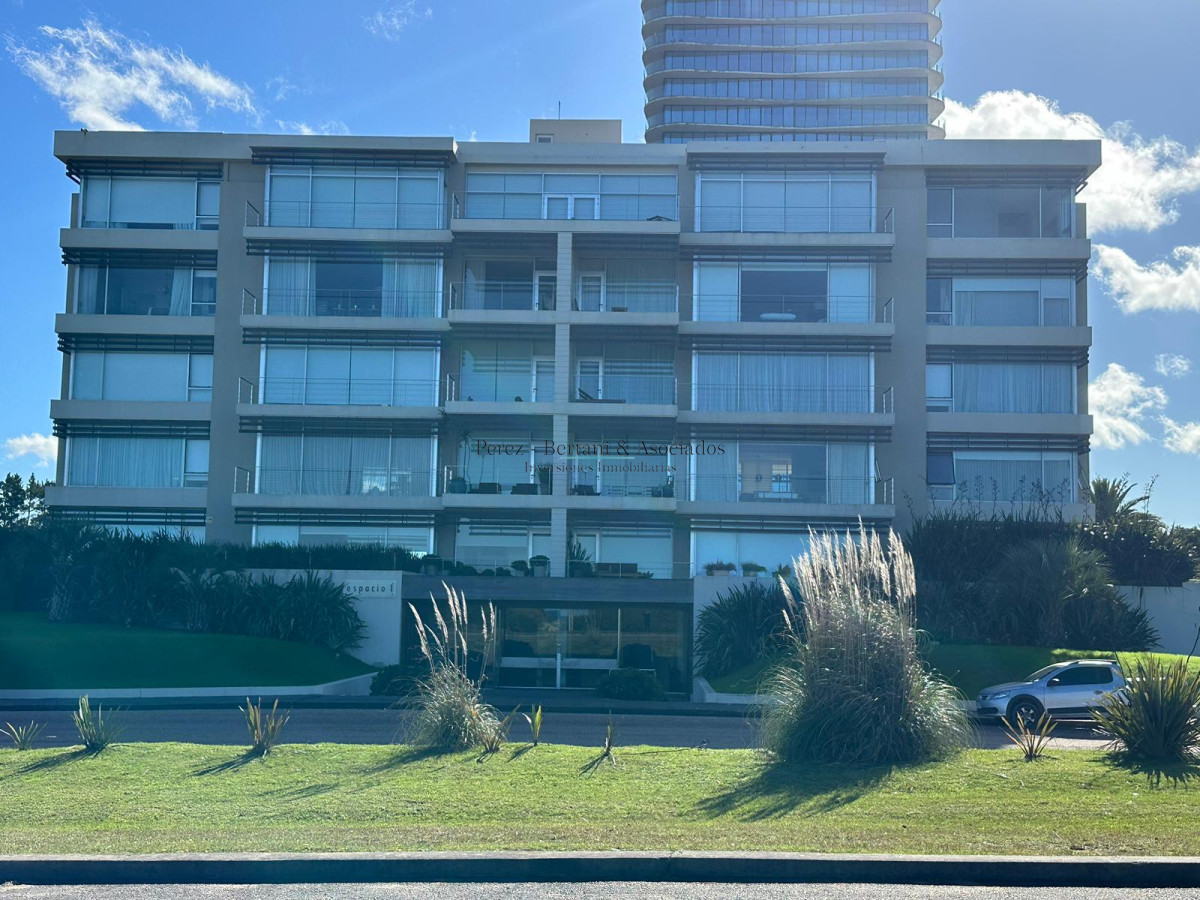 Apartamento ID.583 - Venta Apartamento Primera Linea Playa Brava 3 dormitorios y servicio 