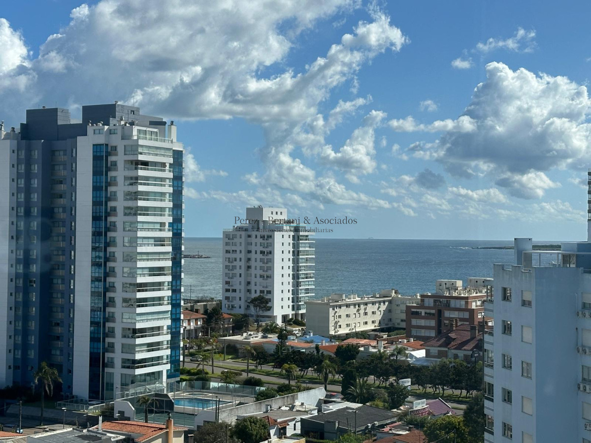Apartamento ID.911 - Venta de hermoso a apartamento de tres dormitorios en torre con excelente ubicación en Punta del este en torre premium. 