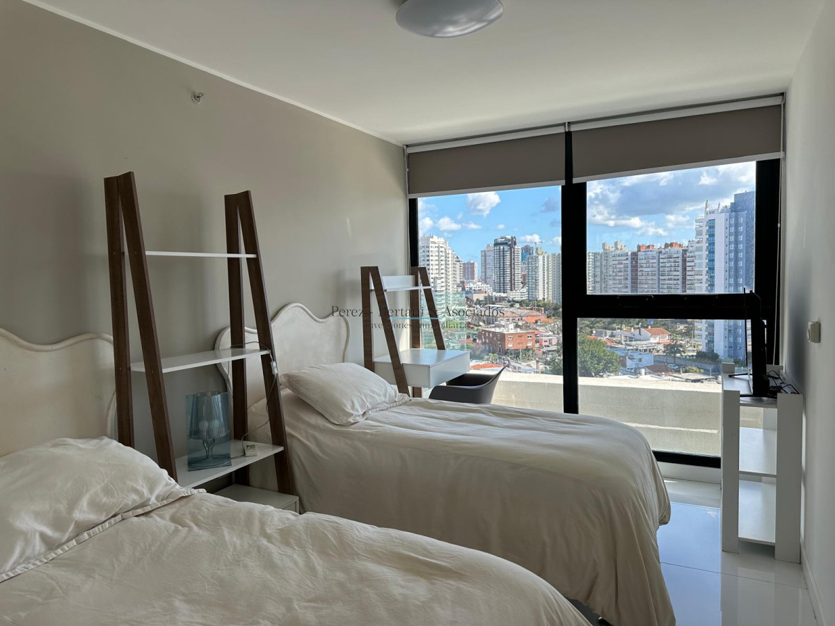 Apartamento ID.911 - Venta de hermoso a apartamento de tres dormitorios en torre con excelente ubicación en Punta del este en torre premium. 