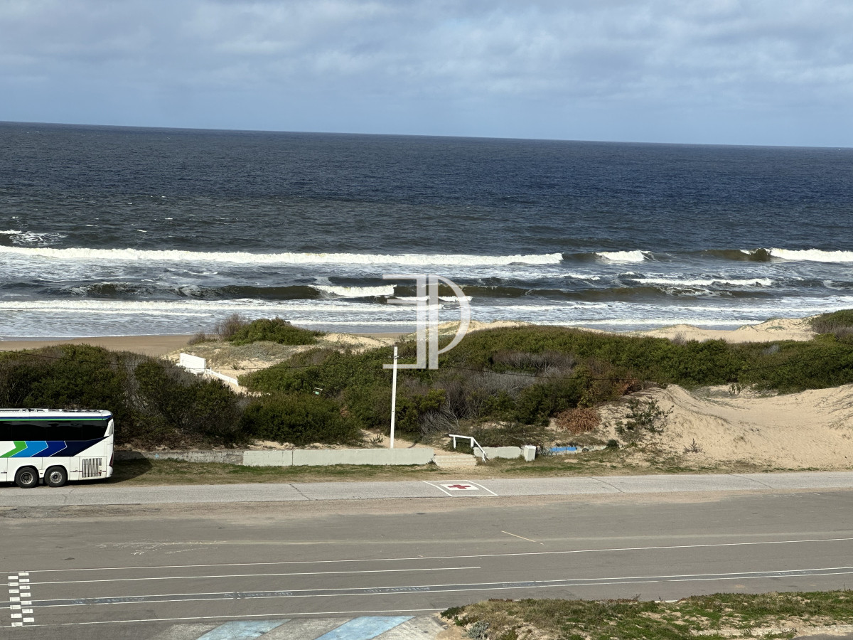 Apartamento ID.1264 - Venta de apartamento en primera linea dos dormitorios y dos baños en torre de categoría con la mejor vista.