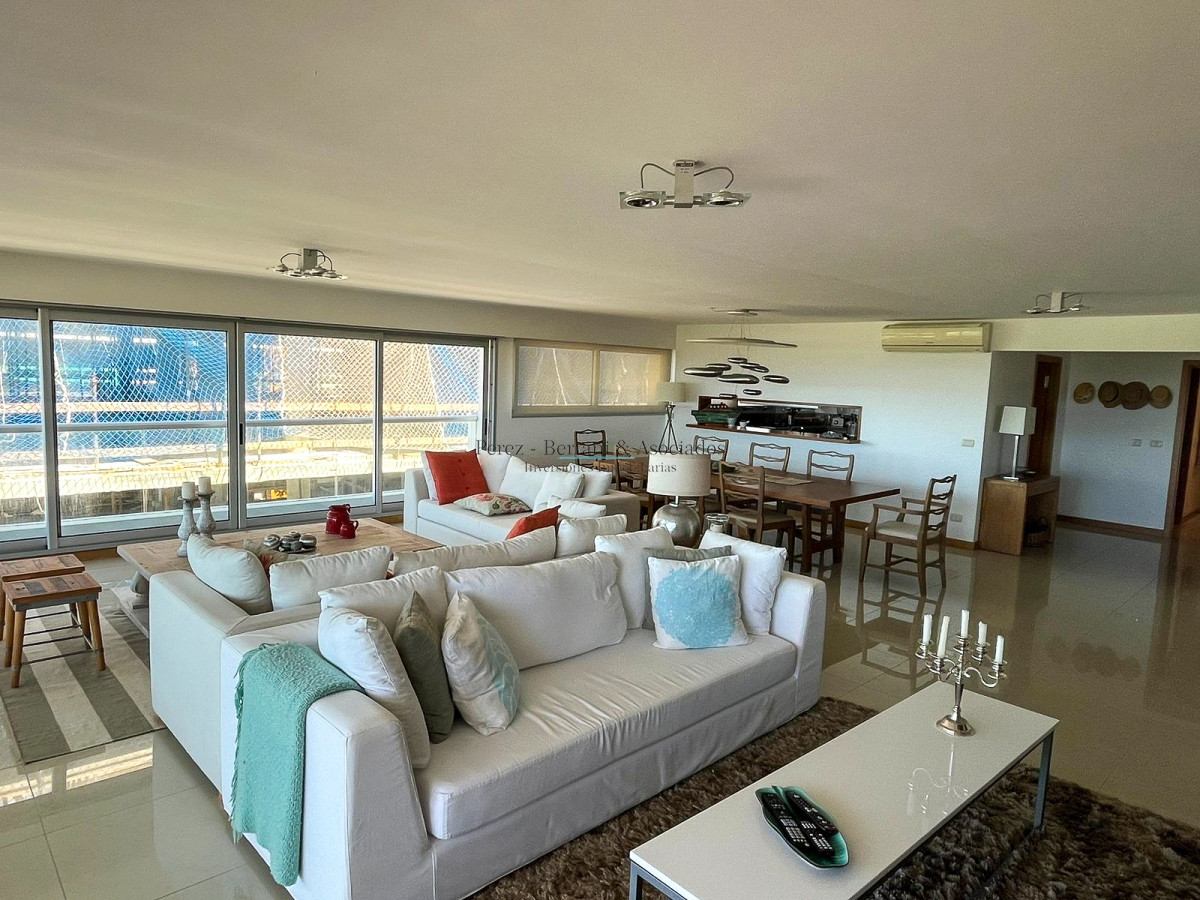 Apartamento ID.169 - Venta Apartamento 3 dormitorios y servicio Primera linea Playa Brava Complejo con amenities y espacio verde
