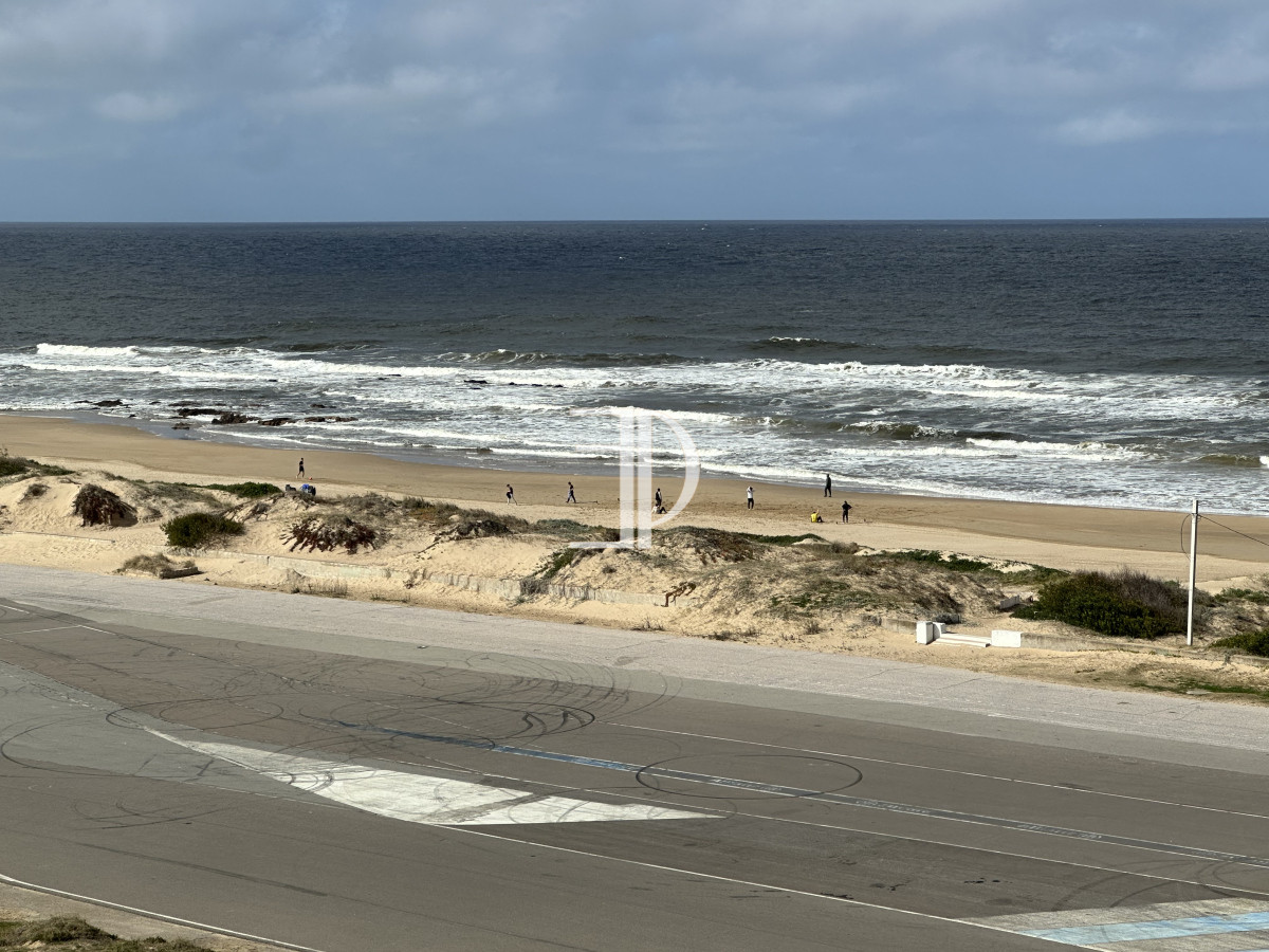 Apartamento ID.1264 - Venta de apartamento en primera linea dos dormitorios y dos baños en torre de categoría con la mejor vista.