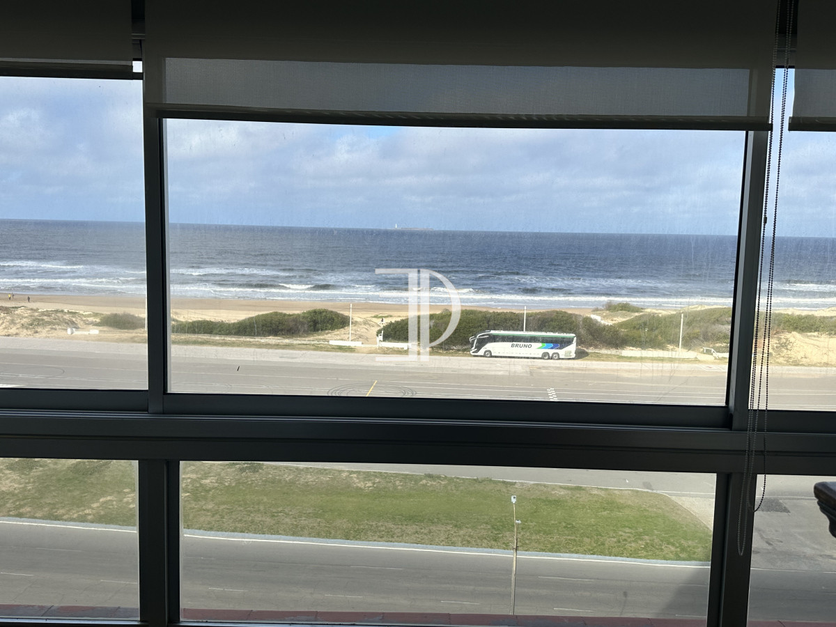 Apartamento ID.1264 - Venta de apartamento en primera linea dos dormitorios y dos baños en torre de categoría con la mejor vista.