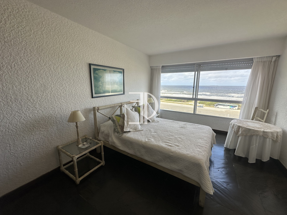 Apartamento ID.1264 - Venta de apartamento en primera linea dos dormitorios y dos baños en torre de categoría con la mejor vista.