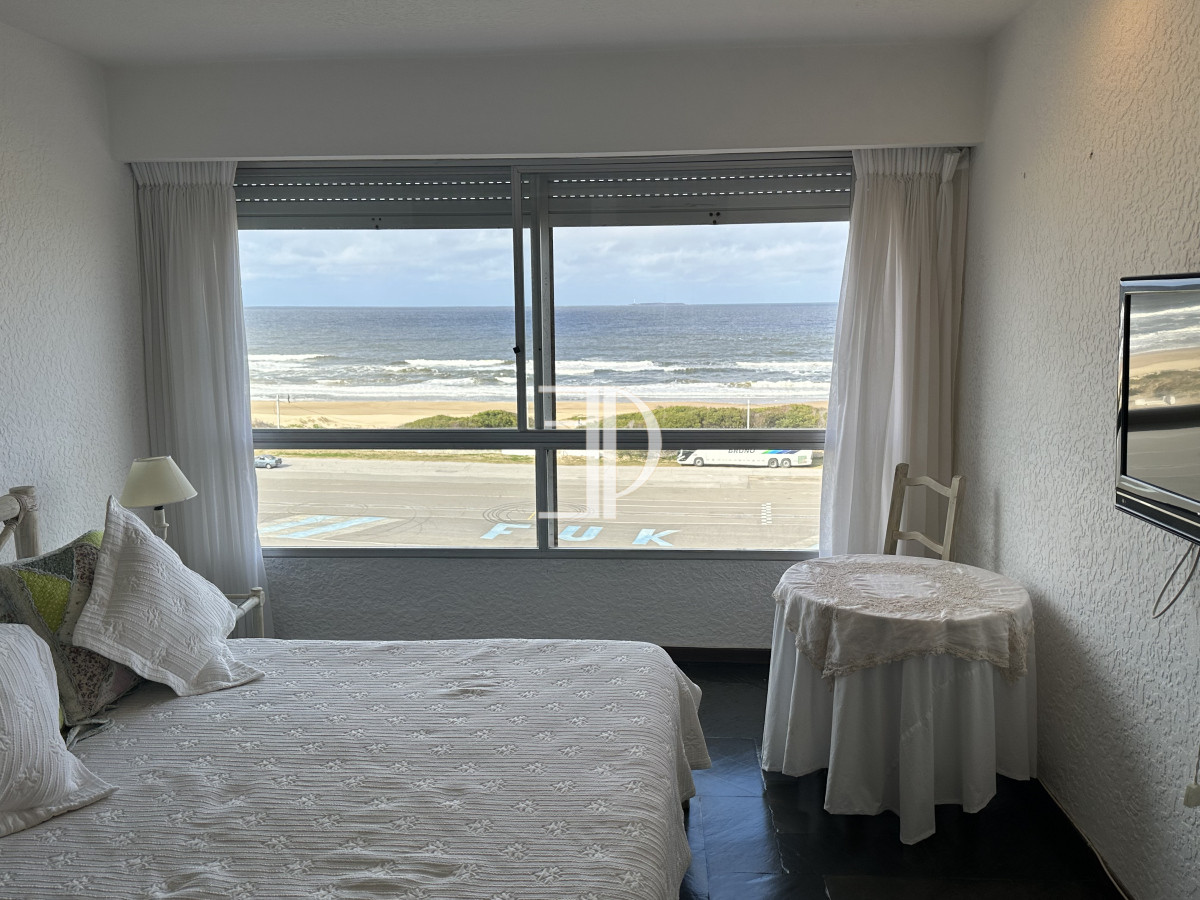 Apartamento ID.1264 - Venta de apartamento en primera linea dos dormitorios y dos baños en torre de categoría con la mejor vista.