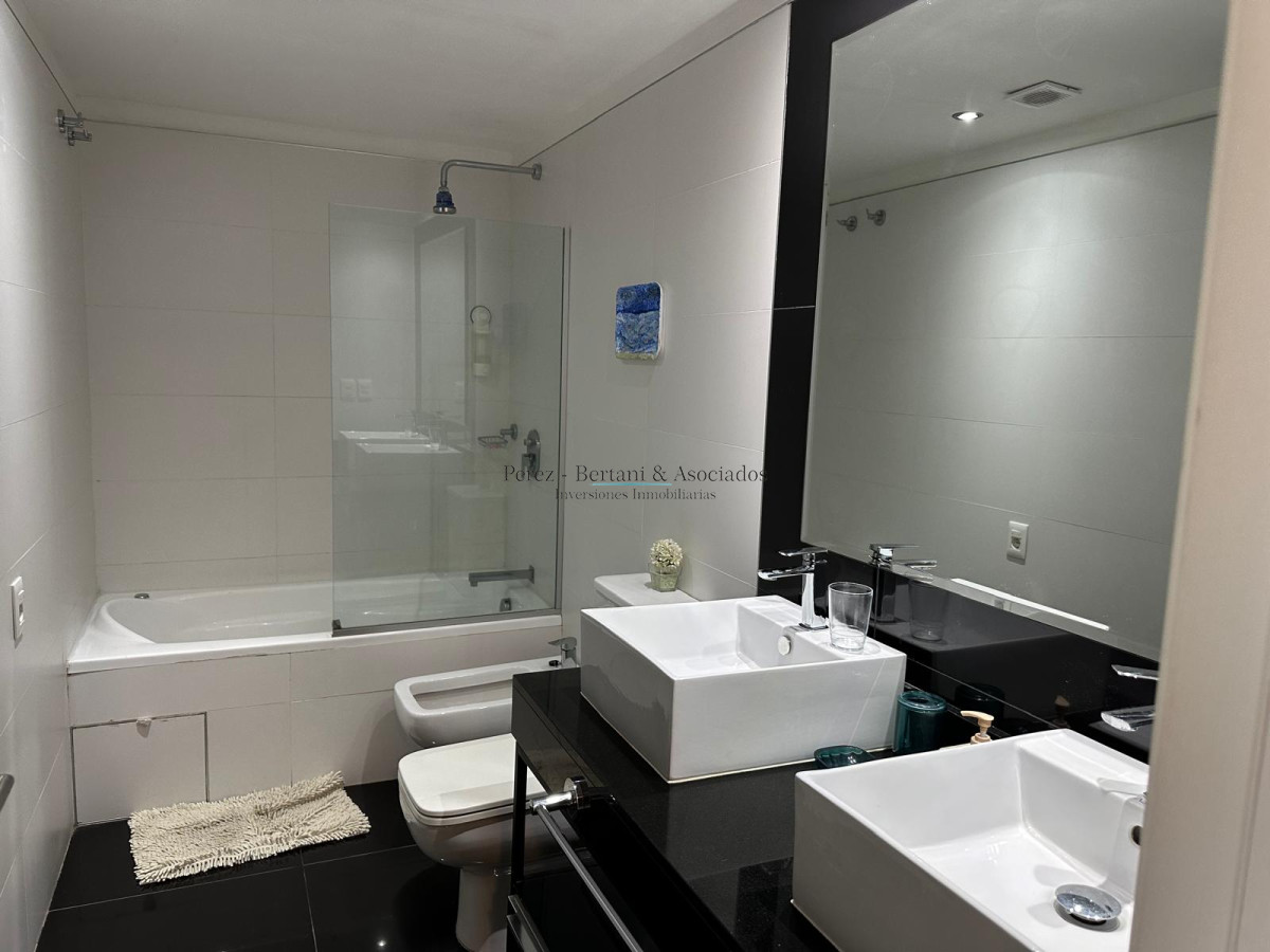Apartamento ID.911 - Venta de hermoso a apartamento de tres dormitorios en torre con excelente ubicación en Punta del este en torre premium. 