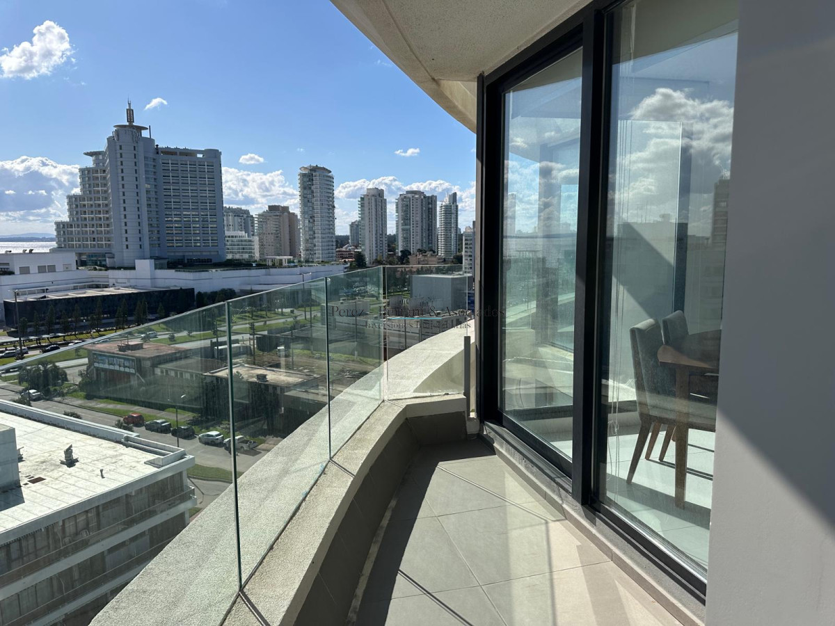 Apartamento ID.911 - Venta de hermoso a apartamento de tres dormitorios en torre con excelente ubicación en Punta del este en torre premium. 