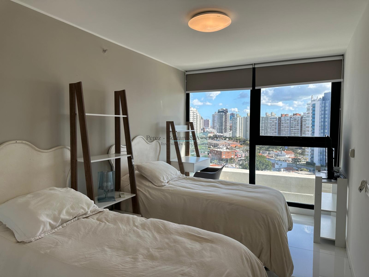 Apartamento ID.911 - Venta de hermoso a apartamento de tres dormitorios en torre con excelente ubicación en Punta del este en torre premium. 