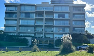 Venta Apartamento Primera Linea Playa Brava 3 dormitorios y servicio