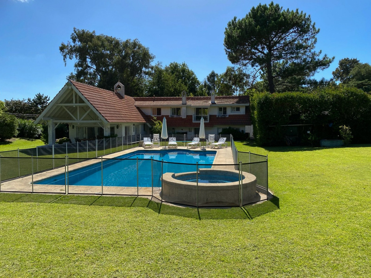 Casa ID.236 - Venta de casa 4 dormitorios  en Rincón del Indio a pocas cuadras de la Brava +pileta +4 dorm +servicio 