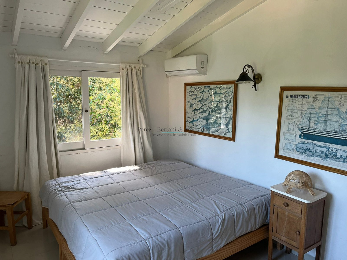 Casa ID.236 - Venta de casa 4 dormitorios  en Rincón del Indio a pocas cuadras de la Brava +pileta +4 dorm +servicio 