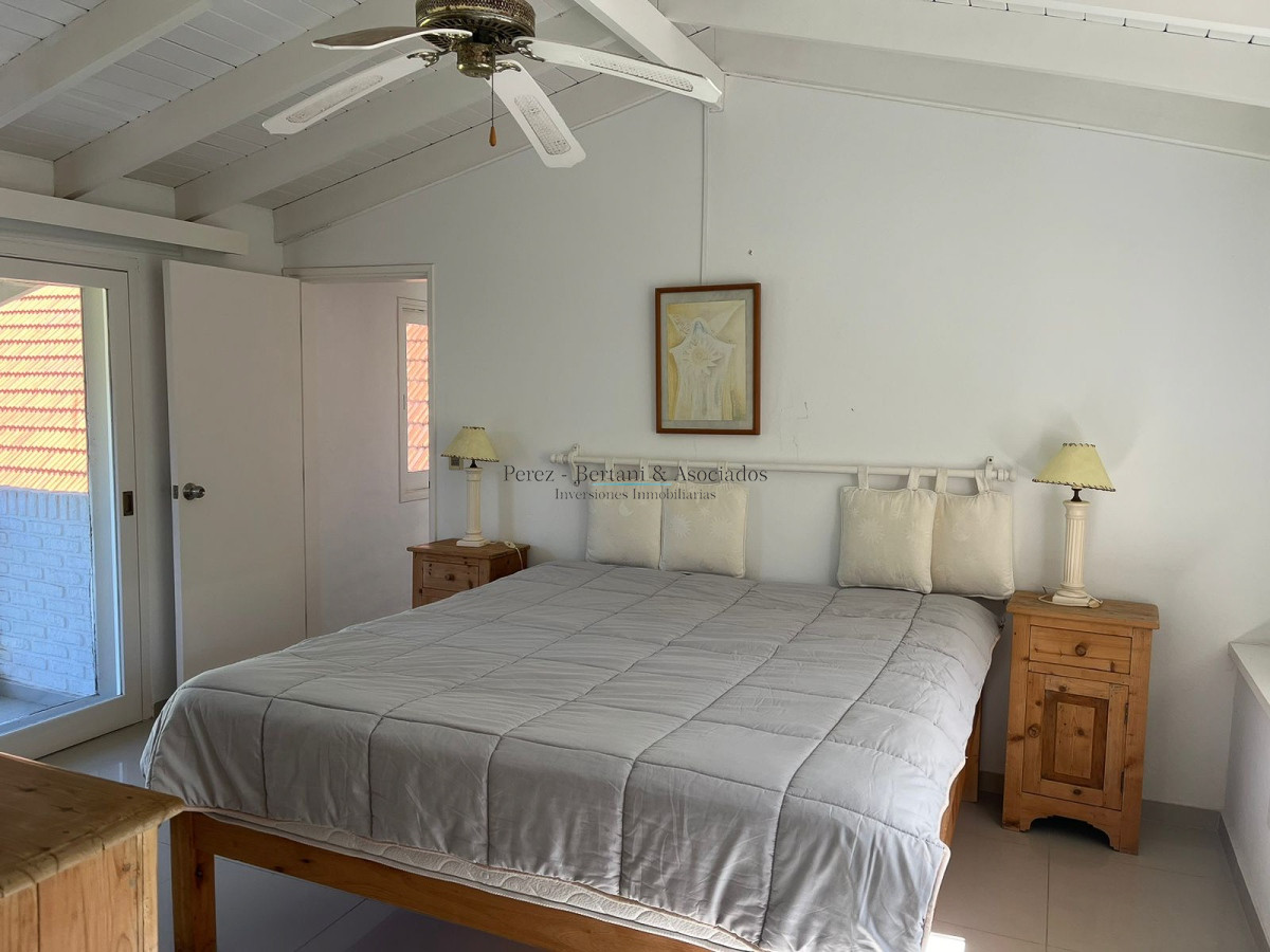 Casa ID.236 - Venta de casa 4 dormitorios  en Rincón del Indio a pocas cuadras de la Brava +pileta +4 dorm +servicio 