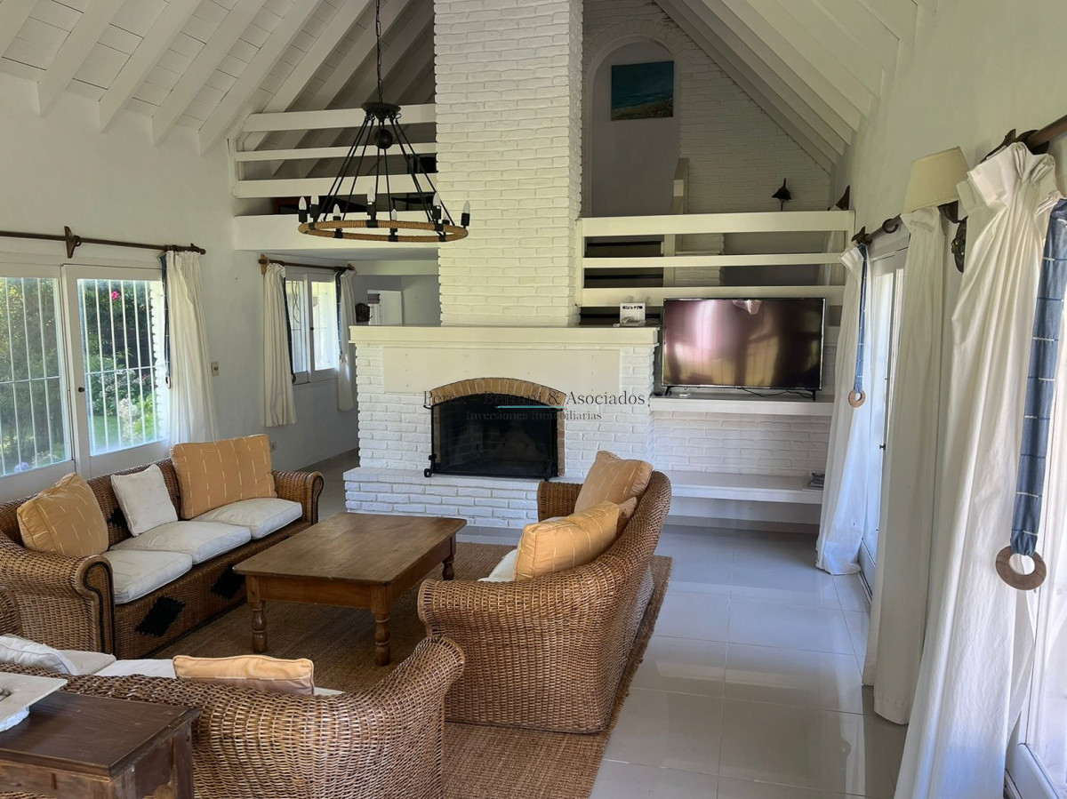 Casa ID.236 - Venta de casa 4 dormitorios  en Rincón del Indio a pocas cuadras de la Brava +pileta +4 dorm +servicio 