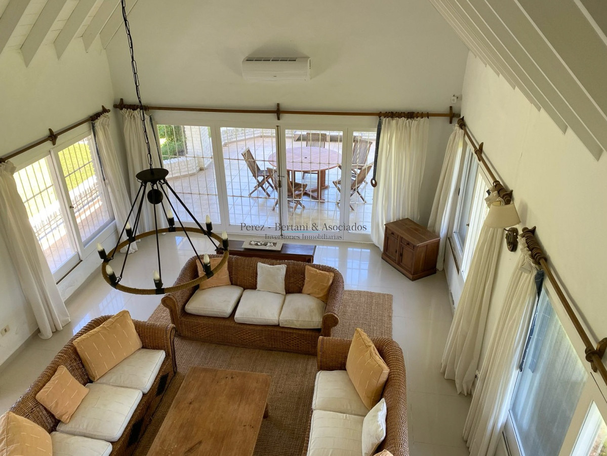 Casa ID.236 - Venta de casa 4 dormitorios  en Rincón del Indio a pocas cuadras de la Brava +pileta +4 dorm +servicio 