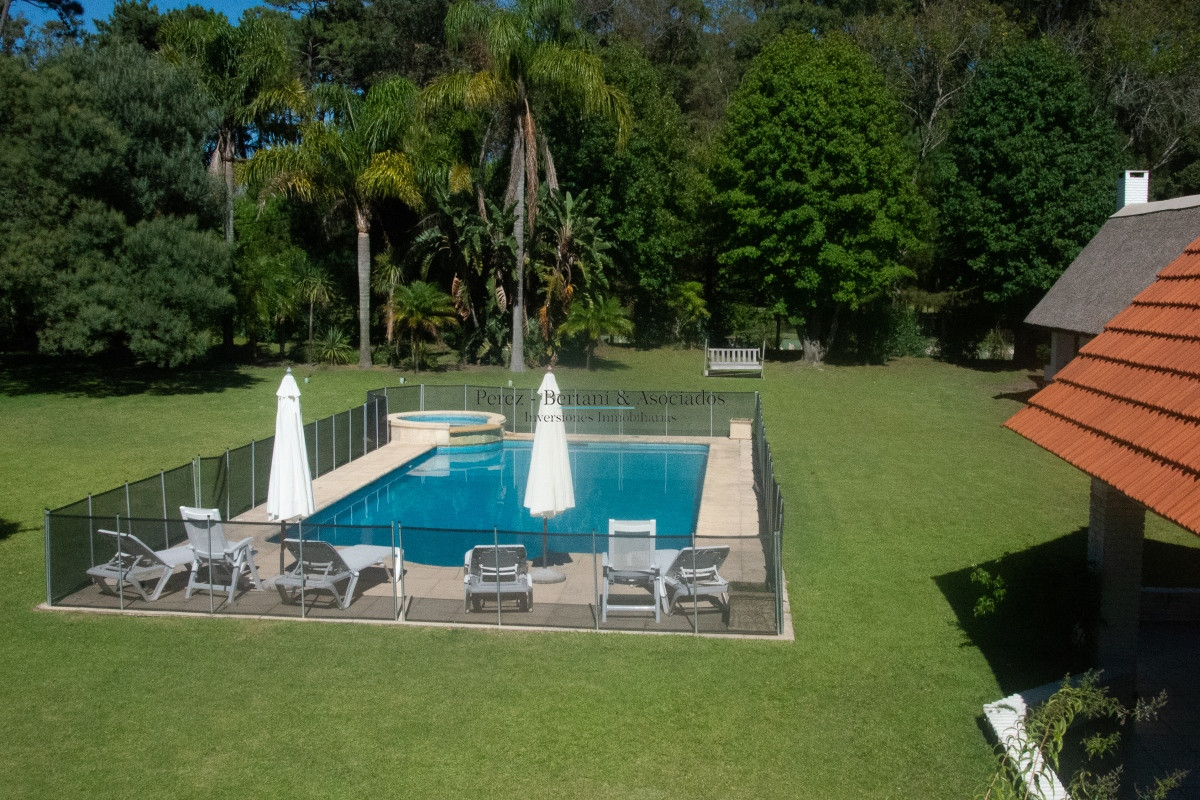 Casa ID.236 - Venta de casa 4 dormitorios  en Rincón del Indio a pocas cuadras de la Brava +pileta +4 dorm +servicio 