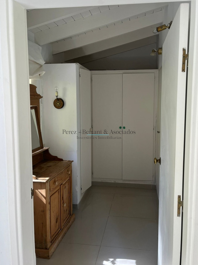 Casa ID.236 - Venta de casa 4 dormitorios  en Rincón del Indio a pocas cuadras de la Brava +pileta +4 dorm +servicio 