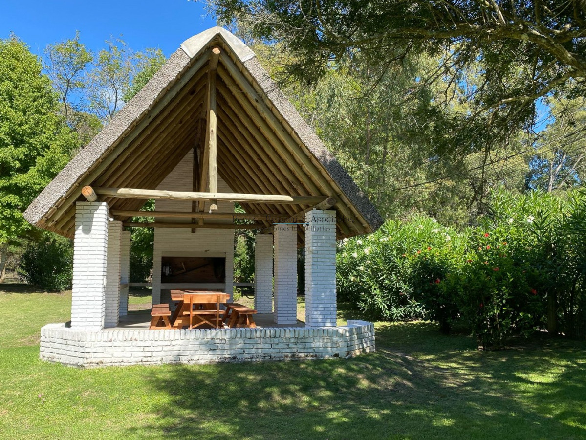Casa ID.236 - Venta de casa 4 dormitorios  en Rincón del Indio a pocas cuadras de la Brava +pileta +4 dorm +servicio 