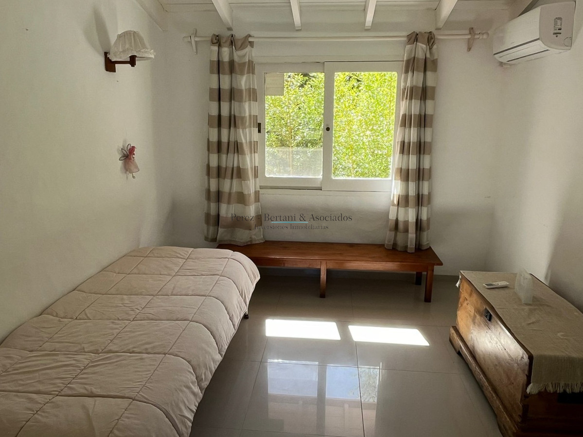 Casa ID.236 - Venta de casa 4 dormitorios  en Rincón del Indio a pocas cuadras de la Brava +pileta +4 dorm +servicio 