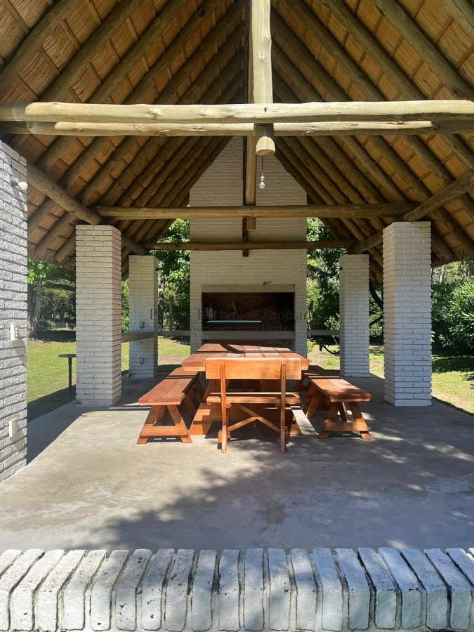 Casa ID.236 - Venta de casa 4 dormitorios  en Rincón del Indio a pocas cuadras de la Brava +pileta +4 dorm +servicio 
