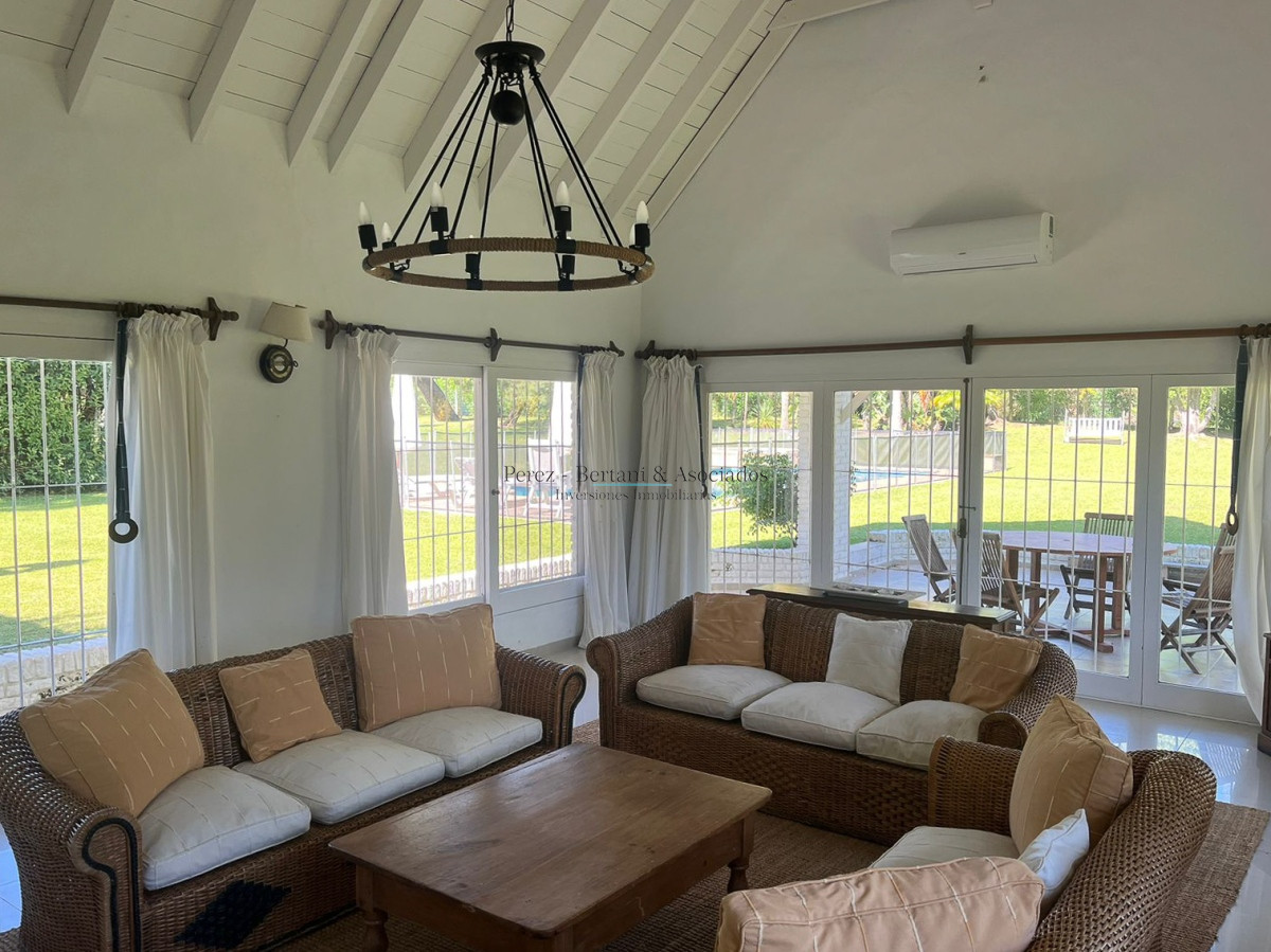 Casa ID.236 - Venta de casa 4 dormitorios  en Rincón del Indio a pocas cuadras de la Brava +pileta +4 dorm +servicio 