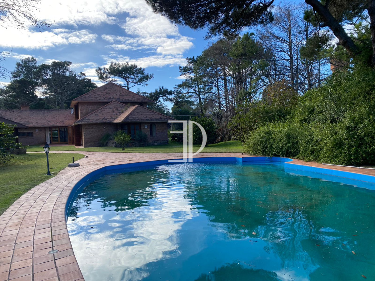 Casa ID.615 - Venta casa 8 Dormitorios Barrio San Rafael