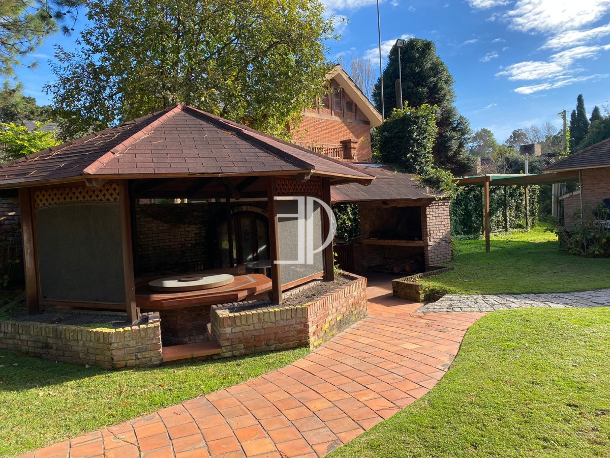 Casa ID.615 - Venta casa 8 Dormitorios Barrio San Rafael