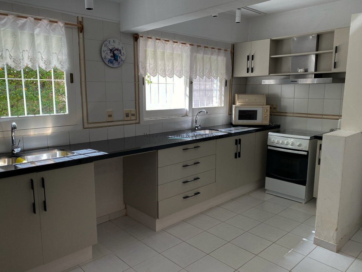 Casa ID.236 - Venta de casa 4 dormitorios  en Rincón del Indio a pocas cuadras de la Brava +pileta +4 dorm +servicio 